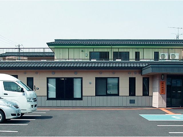 広い駐車場の外観 外観 広々とした駐車場は、車でのアクセスが便利です。施設の前に駐車しやすい環境です。