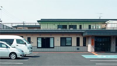 広い駐車場の外観