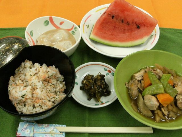 季節のメニューが揃う料理 料理 栄養バランスを考えた和風の献立です。彩り豊かな食材が並び、美味しさも楽しめます。