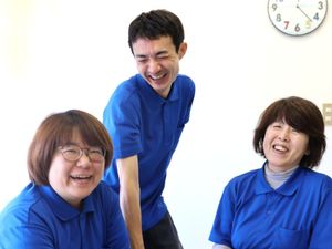 スタッフが談笑する室内