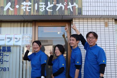 スタッフの笑顔が輝く看板