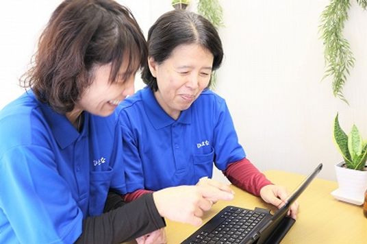 スタッフが業務を説明