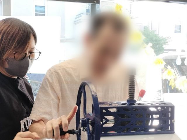 夏の楽しい活動 スタッフイメージ 清涼感あふれる夏のアクティビティ。スタッフと一緒ににぎやかな時間を過ごせます。