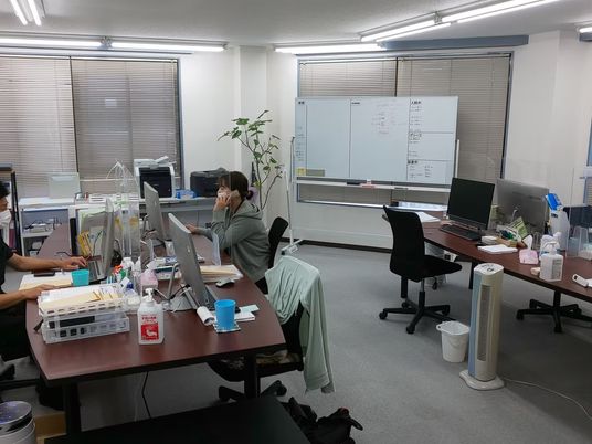 事務作業中のスタッフイメージ  