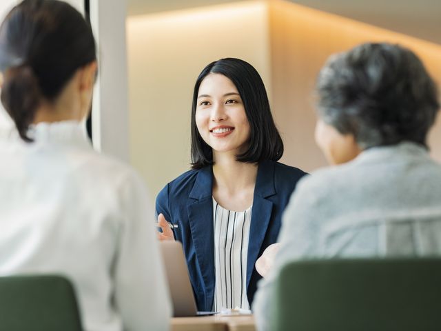 面談中の様子 スタッフイメージ スタッフが親身に話を聞く場面です。介護の現場でのコミュニケーションの一端を感じ取れます。