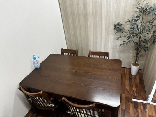 4人用の木製テーブル  