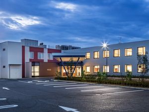 夕暮れの施設外観  