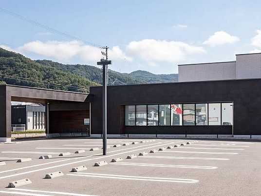 施設外観と駐車場  