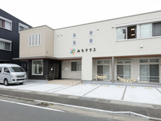 入口のある施設の外観