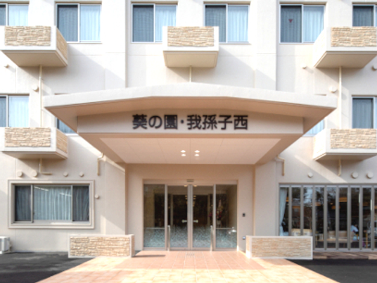 落ち着いた雰囲気の外観
