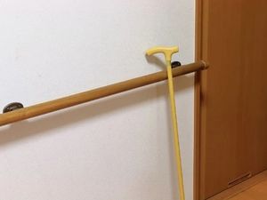 手すりと杖がある廊下  