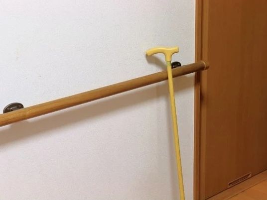 手すりと杖がある廊下  