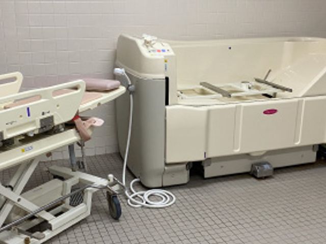介助浴槽とベッド 浴室 安全に配慮された浴槽と介助用ベッドがあり、利用者の快適な入浴をサポートします。