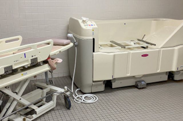 介助浴槽とベッド 浴室 安全に配慮された浴槽と介助用ベッドがあり、利用者の快適な入浴をサポートします。