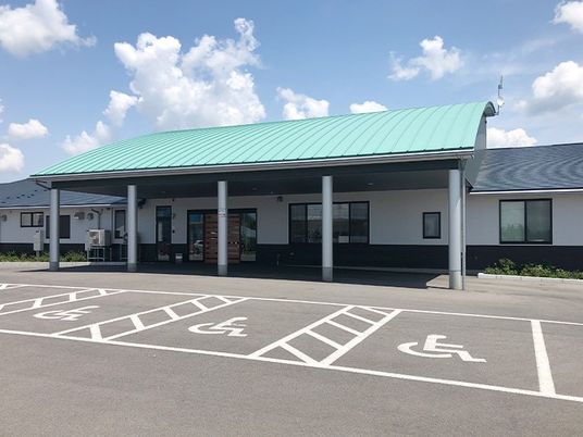 車椅子駐車場のある外観  