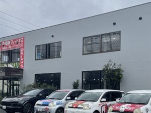 車が並ぶ建物外観  