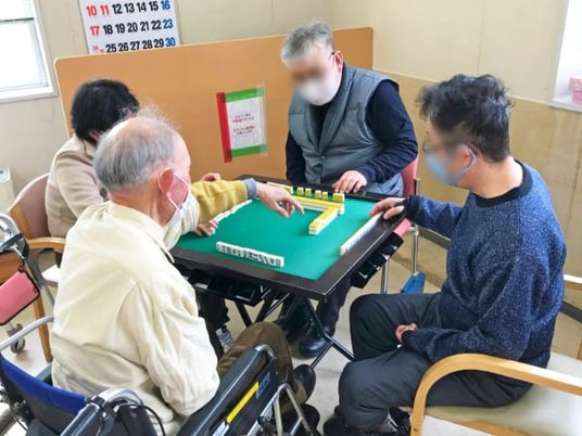 ゲームを楽しむ様子の居室