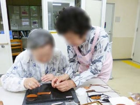 手工芸に取り組むスタッフ