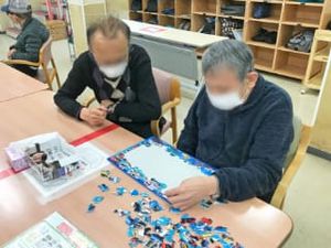 パズルを楽しむ方々の様子