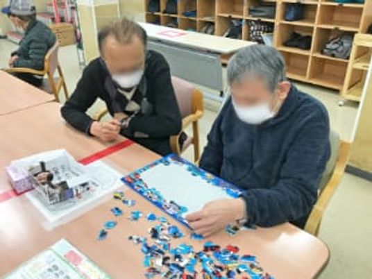 パズルを楽しむ方々の様子