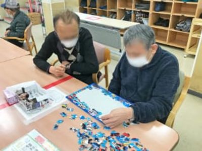 パズルを楽しむ方々の様子