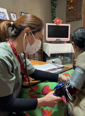 看護師が血圧を測る居室