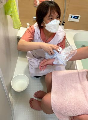 介助中の浴室