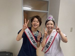 笑顔のスタッフが並ぶ室内  
