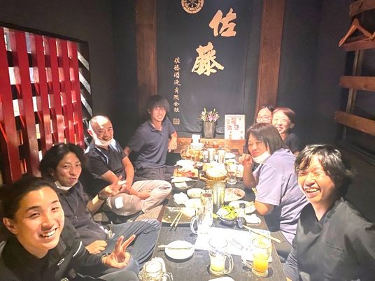 食卓を囲む和やかな店内  
