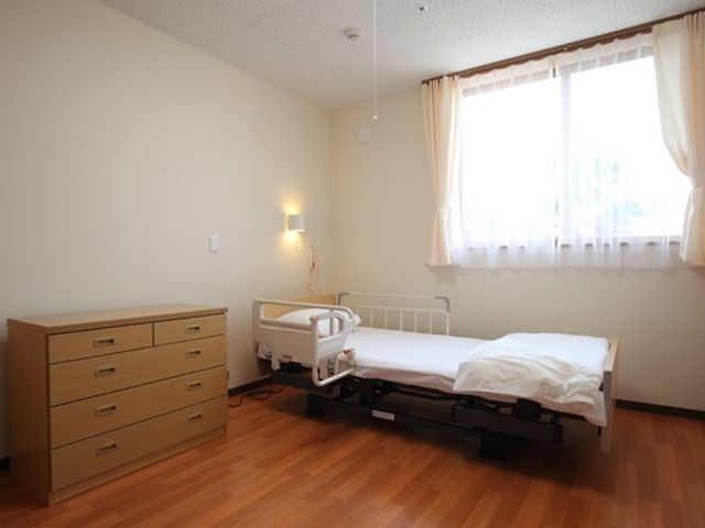 清潔な広々居室 居室 ゆったりとした空間の居室です。必要な家具が揃い、快適な個人空間を提供しています。