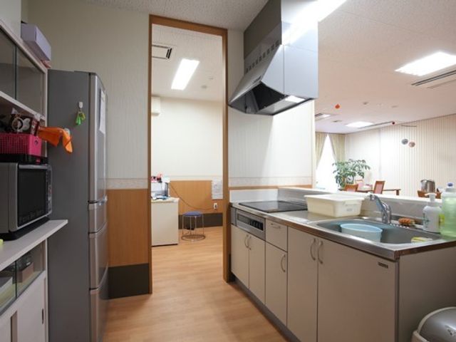 整備された清潔なキッチン キッチン 使い勝手を考えた広々としたキッチンで、料理のスキルを活かしませんか。ゆとりある環境で利用者の皆様とのコミュニケーションも楽しめます。