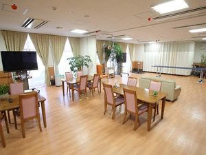 明るい共有スペースの内観
