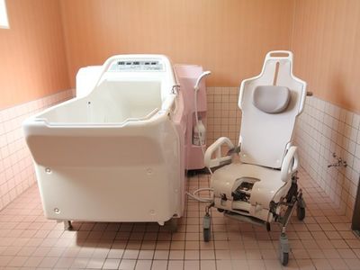 ピンクタイルの明るい浴室