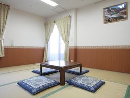 和室に設えた座卓と座布団