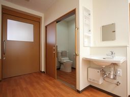 清潔感あるトイレと洗面台