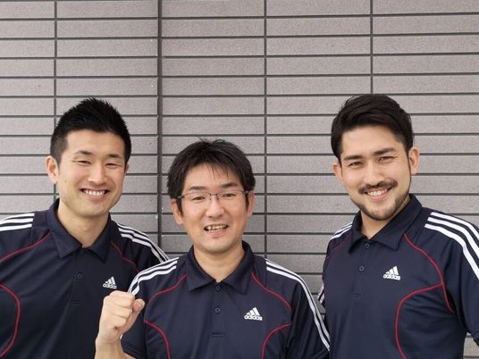 笑顔の男性スタッフ3人  