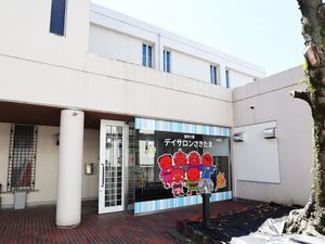 明るい出入口の外観  