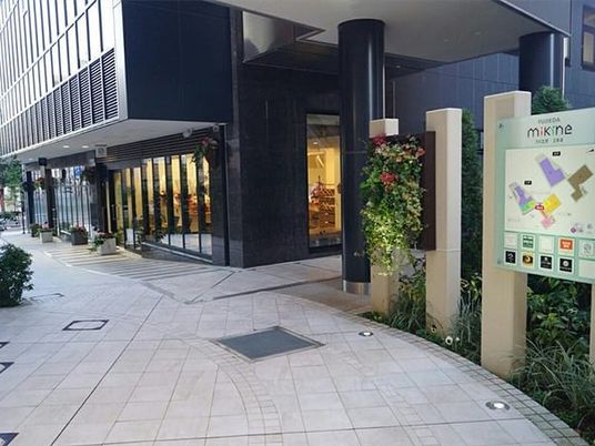 建物前の外観  