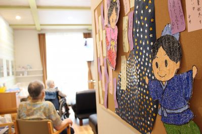 壁の装飾が際立つ廊下  