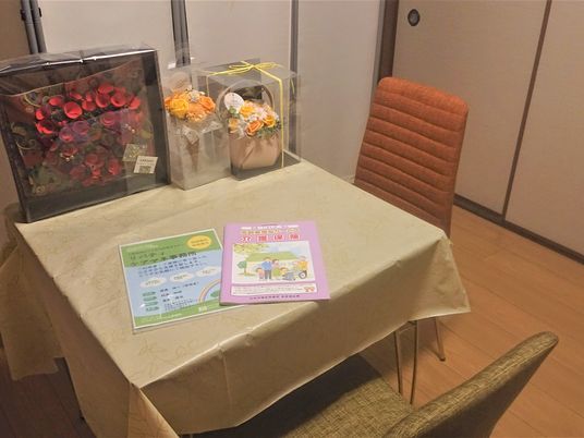 案内用テーブルと椅子のある食堂  