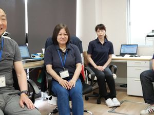 スタッフが集まる執務室  
