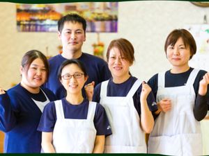 笑顔のスタッフ集合  