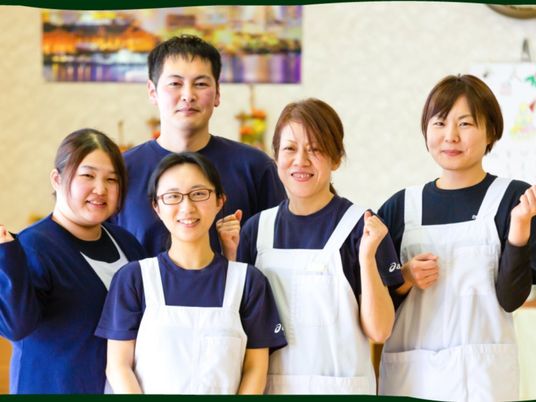 笑顔のスタッフ集合  