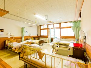 明るい多床室の居室  