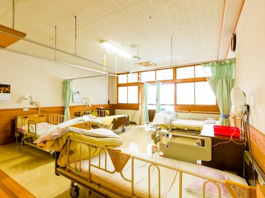 明るい多床室の居室  