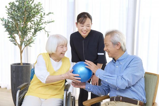 スタッフと利用者の笑顔の会話