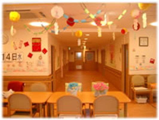 部屋飾りのある廊下
