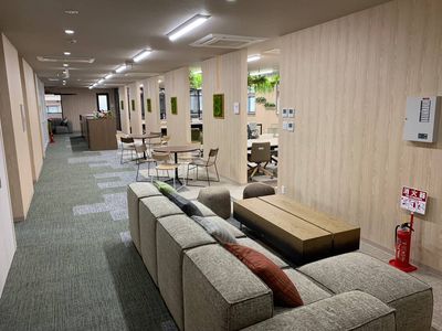 ソファとテーブルがあるラウンジ