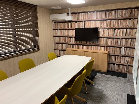 会議用テーブルがある部屋