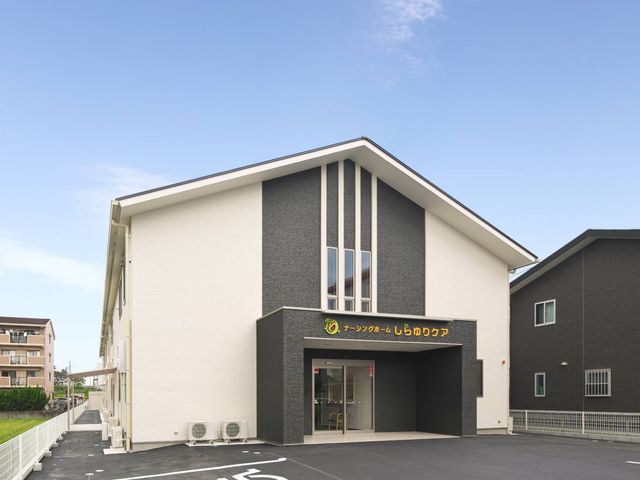 明るいエントランスの建物外観 外観 広々としたエントランスが特徴の建物です。清潔感あふれる外観が来訪者を迎えます。